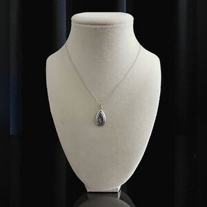 Vintage R Sterling Silver Teardrop Floral Pendant Necklace – 3.00g